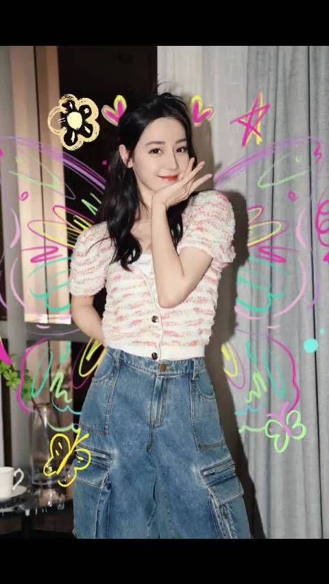 迪丽热巴发文捧起温柔月少年乃人间绝色