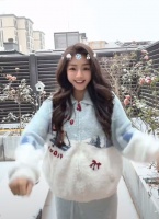 邓家佳晒别墅雪景，院里给鸟搭窝还种满花，离婚6年活得自由自在