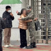 大雪中退伍的李泰容和爸爸妈妈拥抱，暖暖的