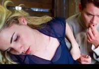 女人为了玩体感游戏，居然在背部插上了数据线