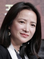 何晴好友透露她在治疗期间积极乐观，希望和李雪健一样战胜病魔，重返舞台