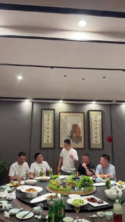 男子夜晚与友人相聚感叹团队力量