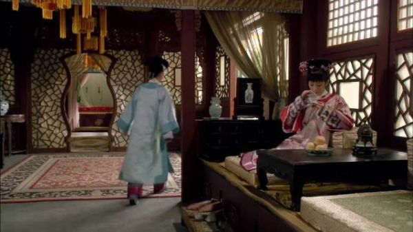 甄嬛指点余氏另寻出路挽回圣心
