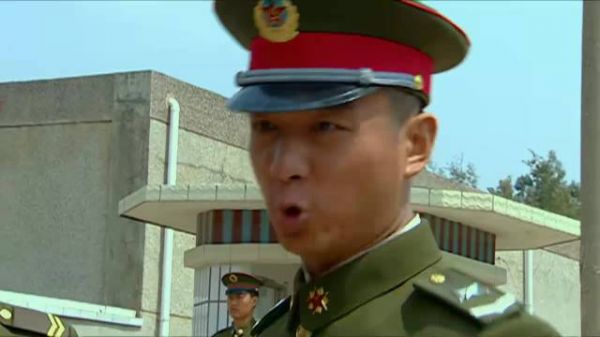 士兵突击:伍六一实惨!为挽留许三多打破所有底线,背处分还挨揍!