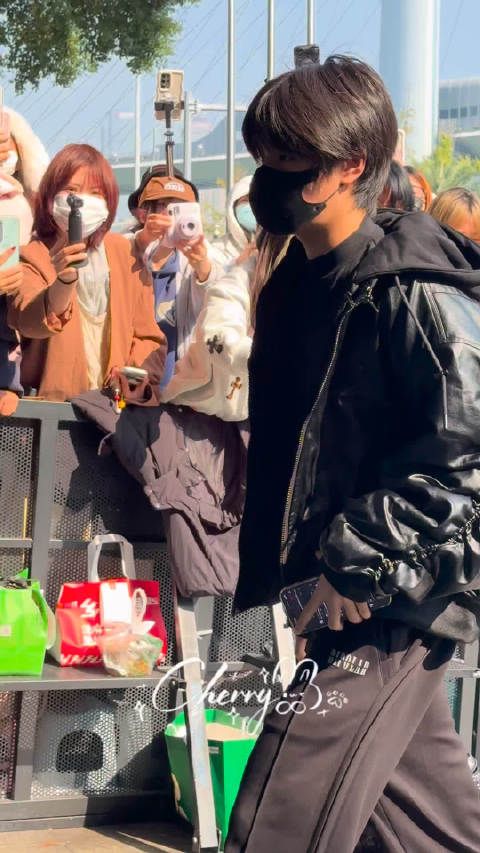 哎我突然发现今天上班的时候这个豚手机没锁屏还没贴防窥膜