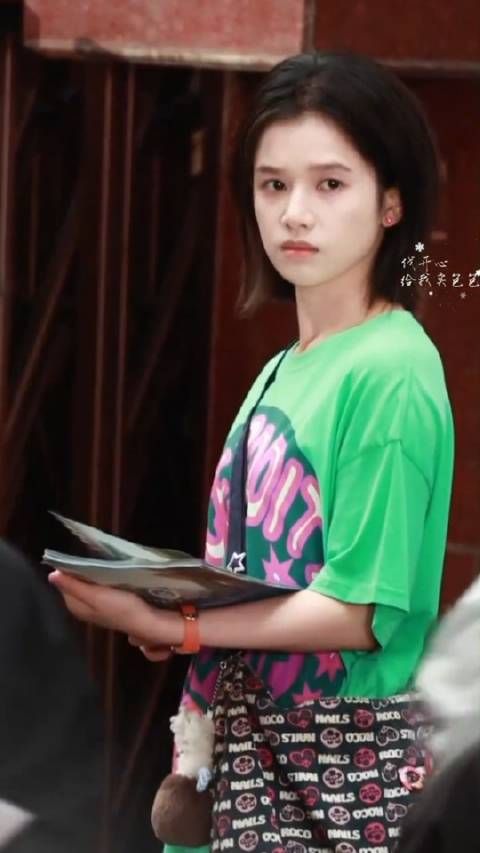 张婧仪《致我那菜市场的白月光》发传单路透有,淡妆的任冬雪好清冷