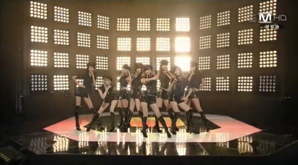 十四年前的今天(111215),少女时代 带来的现场舞台