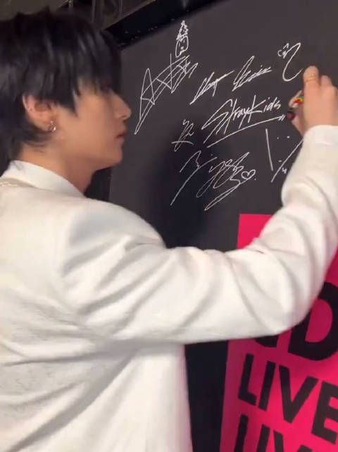 咪酱空中挥拳后签名留念