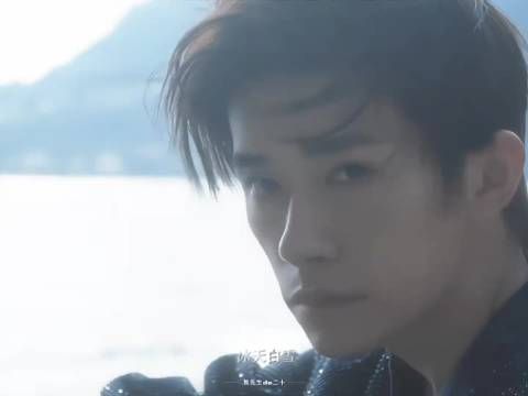 试问谁能抵挡住他那种专注的凝视呢？