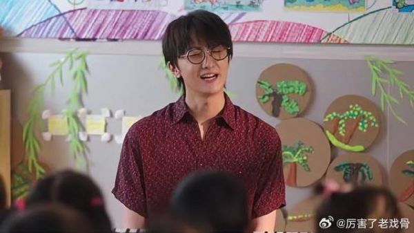 老胡给孩子们当音乐老师,看他们越唱越起劲,飘了!