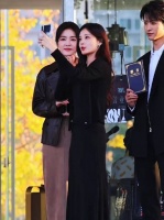 李一桐黑裙亮相活动，优雅温婉尽显精致风范