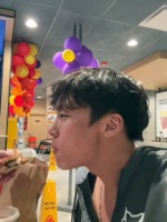 好兄弟之间互喂食物其实没什么，但是如果有人面部表情丰富一点就会变得不一样