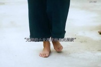 何贤出手助光脚女孩令小日子跪地道歉