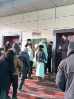 何晴告别仪式在京举行，六小龄童、唐国强送来挽联，影迷自发前来送别