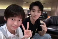 跨界朋友！全红婵拎王俊凯爆炸头+观看话剧，婵宝又搞怪了