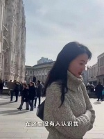 46岁高圆圆米兰街头放飞！没人认出素颜狂拍，生图状态看呆路人