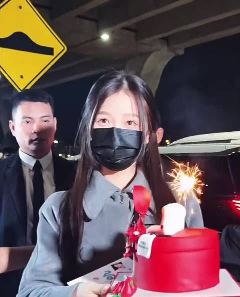 虞书欣泰国到达路透～粉丝专门准备了蛋糕为欣欣庆生