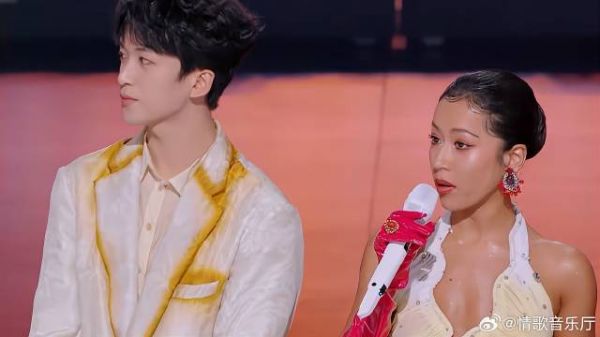 吉克隽逸有多敢穿！领口开到肚脐眼，黄子弘凡不敢转头看