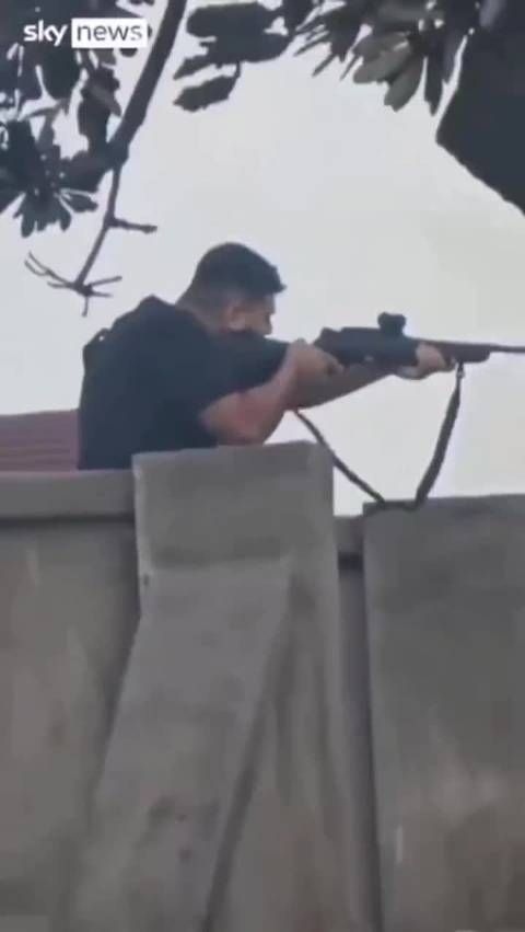 不得不说，这哥们姿势还是听专业的！据说是奔着犹太人去的