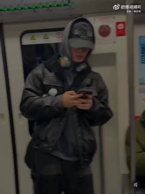 声鸣远扬选手马韬居然坐地铁去参加直播,记得上一次这么接地气的艺人还是梓渝