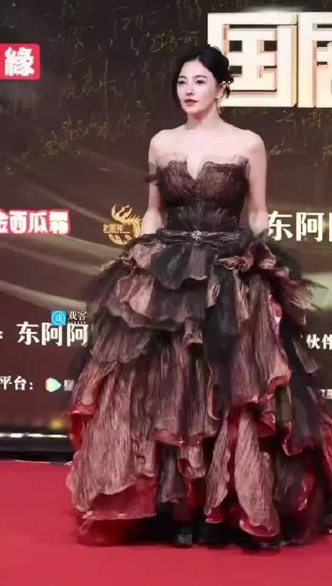 张雨绮国剧盛典红毯穿焦糖棕礼裙诠释东方韵味