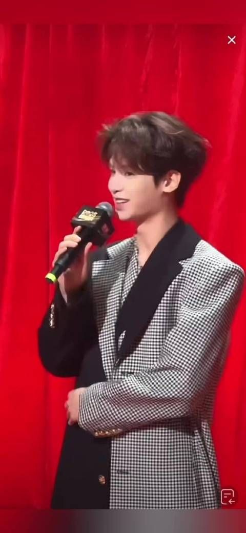 国剧盛典红毯黄明昊一米八五的战袍太有氛围感了