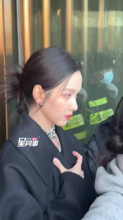 陈都灵的气质如同冬日的晨雾,清新而神秘,令人忍不住想要靠近