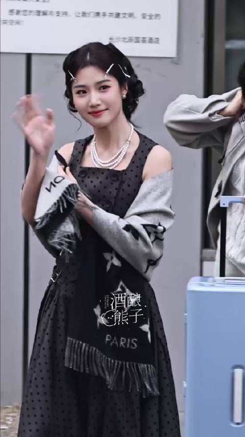 我滴天呐,卢昱晓今天上班这个复古千金的造型也太漂亮了