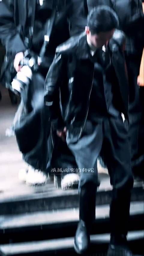 喜欢这个皮衣造型 ·