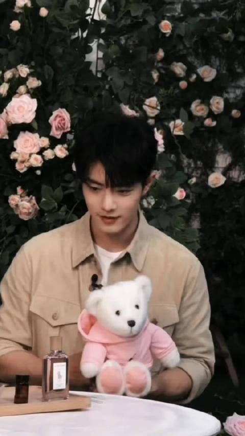 今晚品牌直播,是温温柔柔清清爽爽的@肖战 肖战