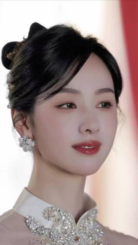 陈都灵国风造型亮相，眉眼灵动气质出众