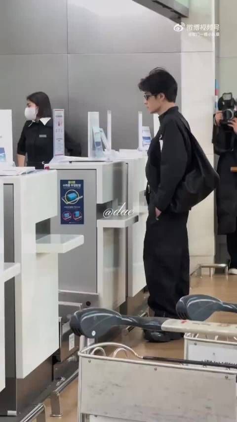 檀健次机场一直在给小炭火凹造型,檀健次:小样不迷死你们