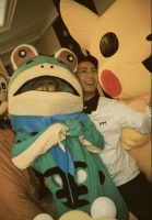 何超莲穿青蛙服为窦骁庆生 同吹蜡烛画面甜蜜温馨