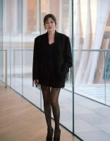 张凯丽黑色系穿搭秒变职场都市丽人 盘发造型优雅贵气