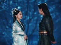 你凝视她的目光谈不上坦荡，却透着一股纯粹的深情