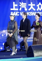 63岁张凯丽走红毯，穿高跟配黑丝站C位，不如70+的潘虹王馥荔优雅