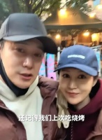 陆毅和鲍蕾现身成都被偶遇，穿着情侣服一起吃烤串，两人相处超甜蜜