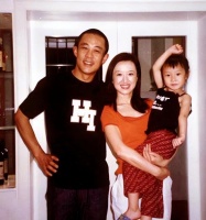 侯勇老来得子，携小20岁三婚妻子在澳门亮相，抱1岁儿子笑开花！