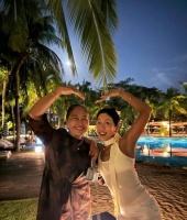 吉克隽逸和妈妈游玩照，母女俩虽然都是大黑皮、但颜值是真的很高