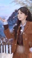 杨幂雪中展笑颜，冬日浪漫如电影