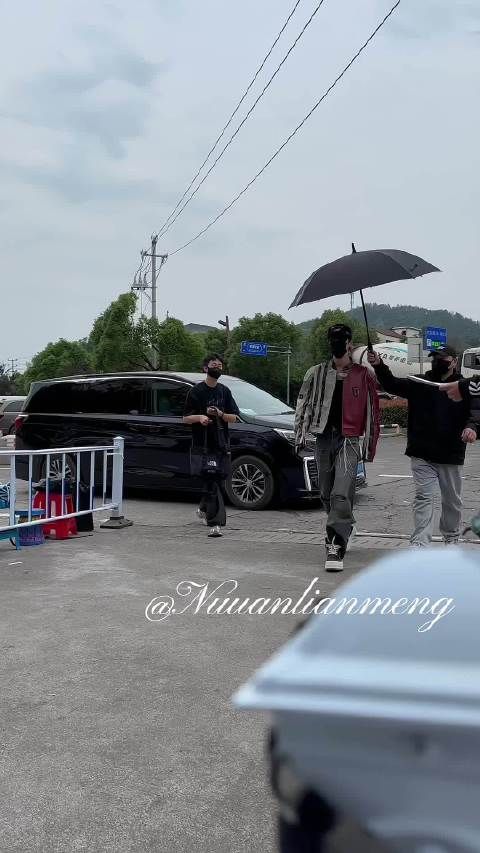 何与双轨 哥哥 现在连低头看我一眼都不愿意了吗