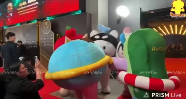 家长合影时萌娃手拉手转圈玩耍