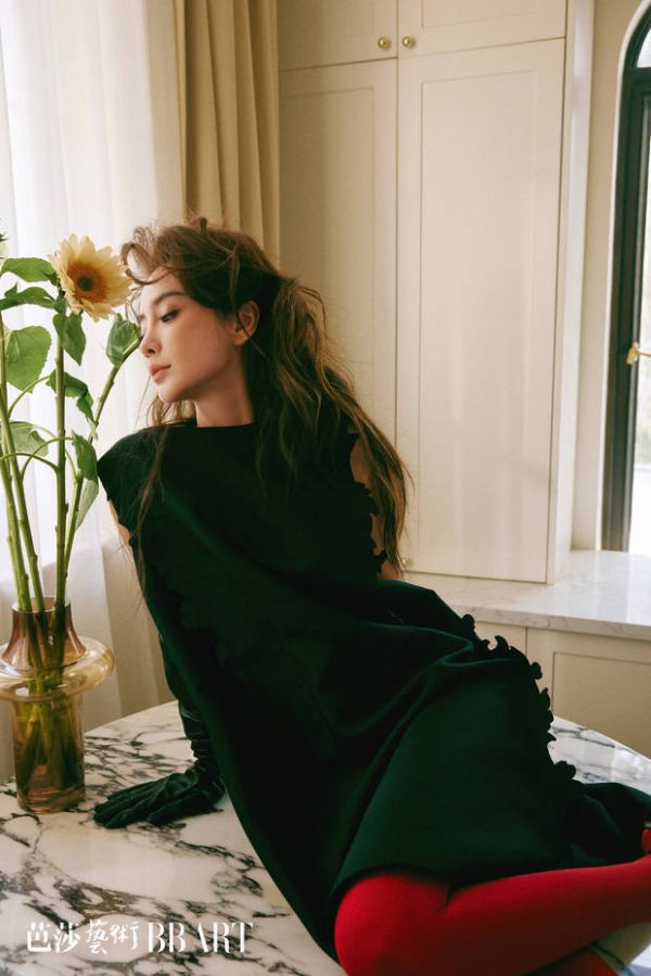 杨颖下颌线优越。