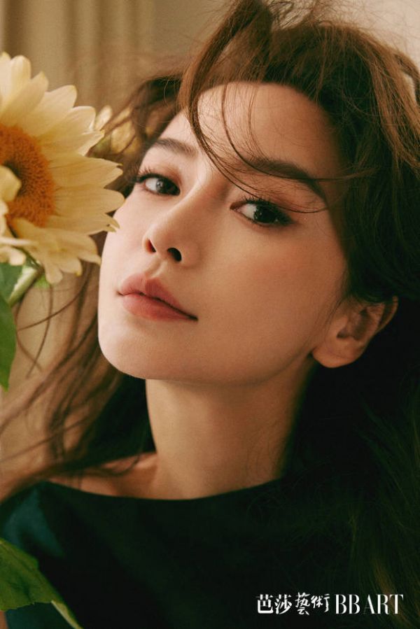 杨颖表情松弛。