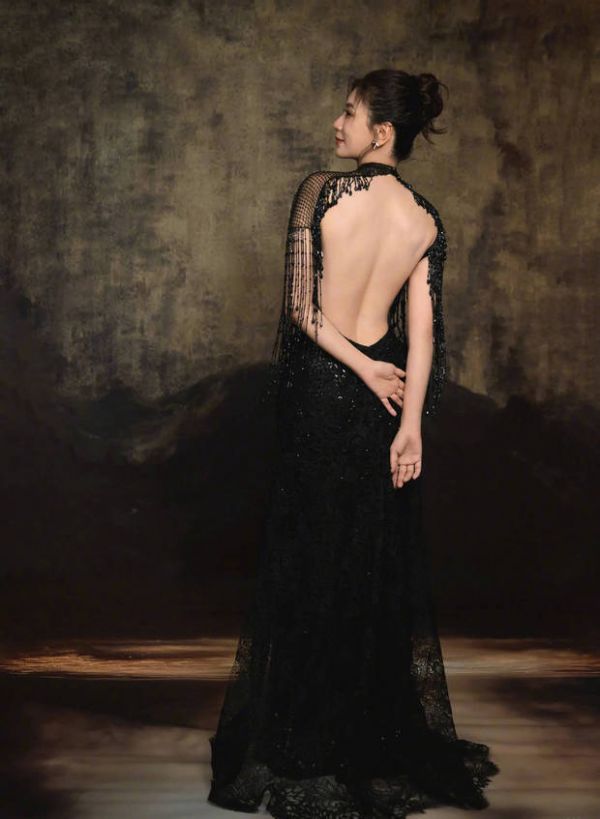 贾静雯大秀美背。