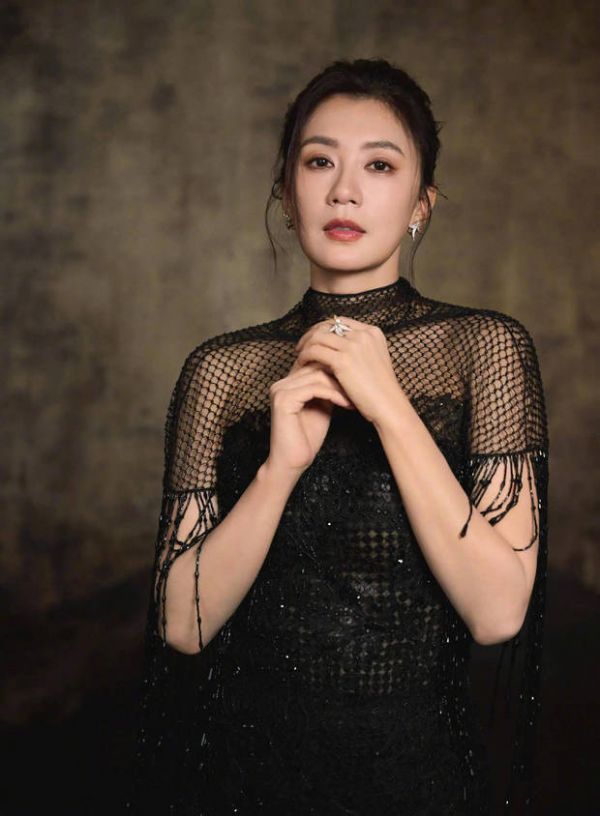 贾静雯红唇瞩目。