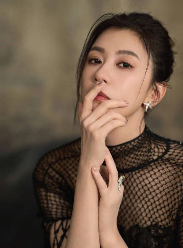 贾静雯端庄优雅。