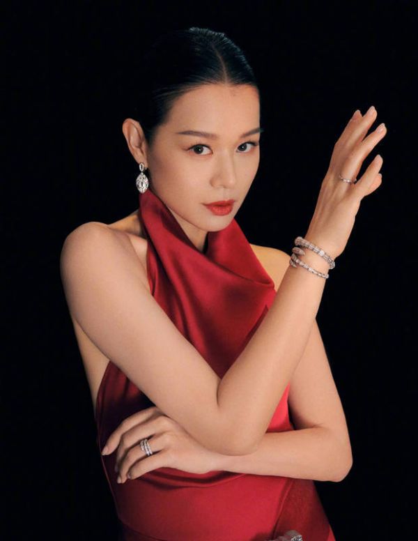 搜狐娱乐讯 近日,一组胡杏儿穿红色礼服的美图曝光。