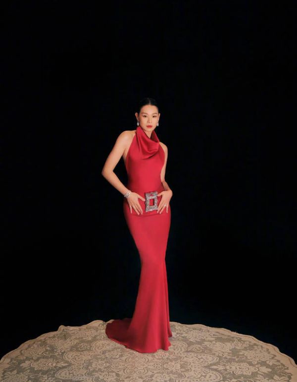 胡杏儿曲线曼妙。