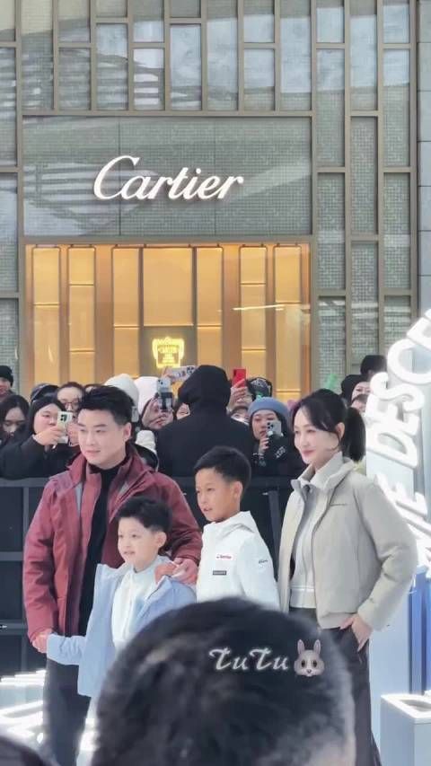 王皓携妻儿现身北京商场,闫博雅被赞状态佳似王鸥
